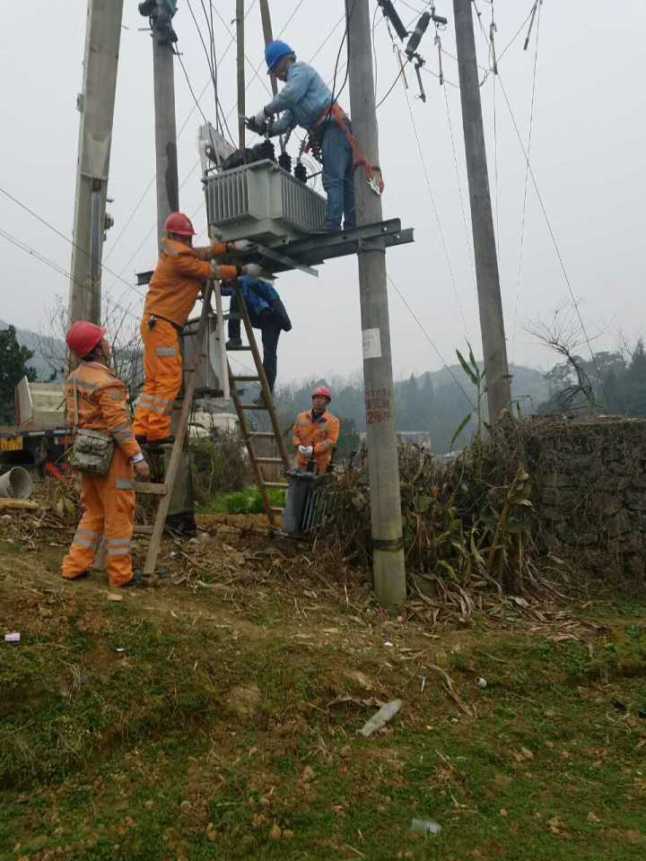 守護(hù)燈火，電力人在行動(dòng)——松桃供電局一線員工春節(jié)保電側(cè)記