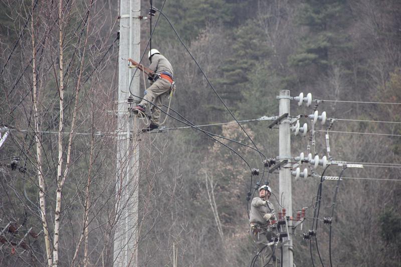 陜西地電留壩供電分公司：實施農(nóng)石線、索道線分網(wǎng)改造