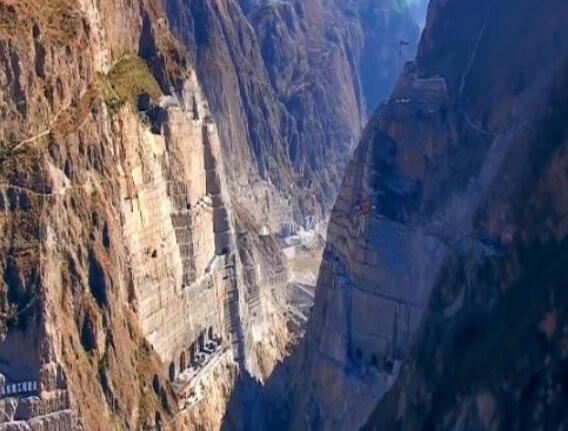 為建烏東德水電站，在峽谷底部挖90米深洞穴，用來干嘛的？