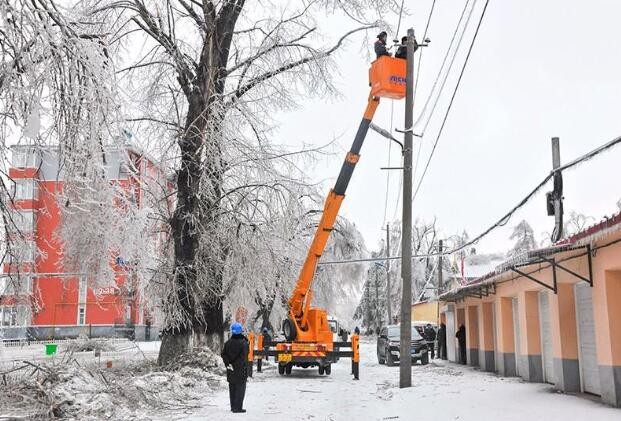 受強(qiáng)雨雪大風(fēng)冰凍天氣影響，吉林延邊全力搶修供電線路