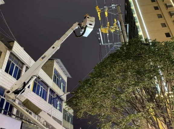 云南電網(wǎng)陸良供電局城區(qū)供電所冬夜搶修，杜絕用電隱患