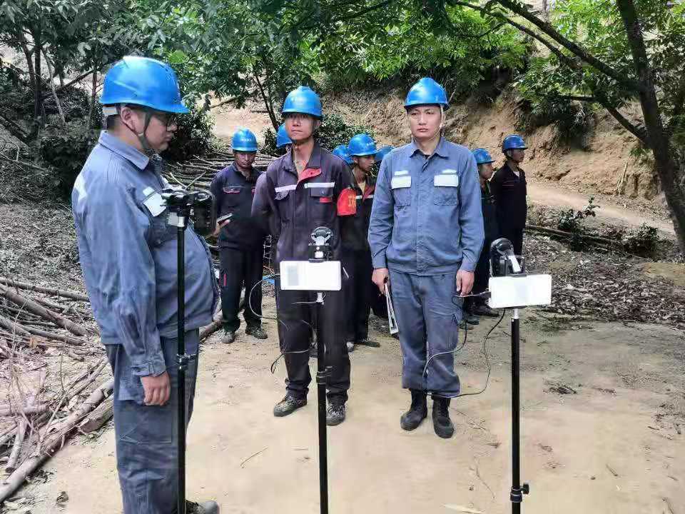 臨滄云縣供電局配電管理三所開展隱患整改，切實(shí)保障用戶用電安全