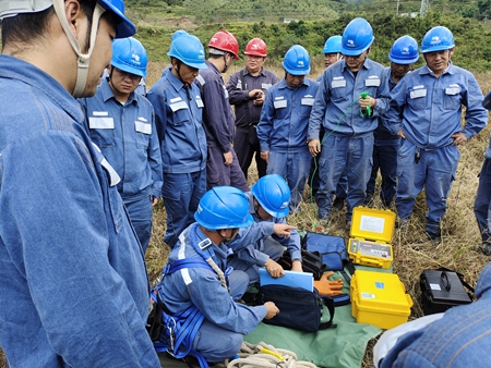 鳳慶供電局開展接地電阻儀、直流試送儀的培訓(xùn)
