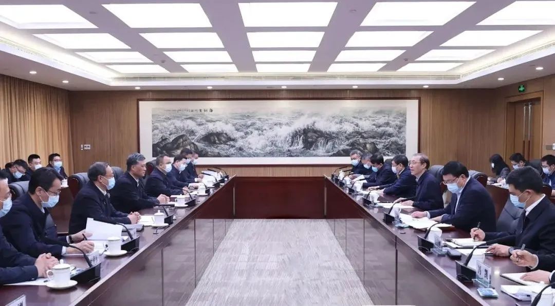 辛保安、張智剛與新疆維吾爾自治區(qū)、新疆生產(chǎn)建設(shè)兵團(tuán)領(lǐng)導(dǎo)會(huì)談