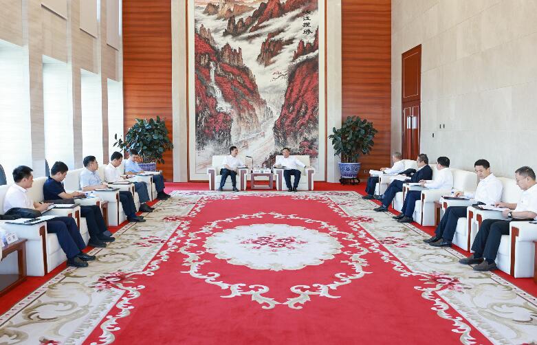 宋海良與武漢理工大學(xué)黨委書(shū)記信思金、校長(zhǎng)楊宗凱座談