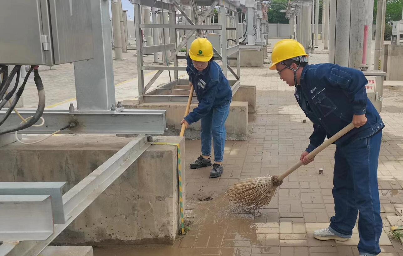 戈壁有雨，阿電人全力出擊保供電