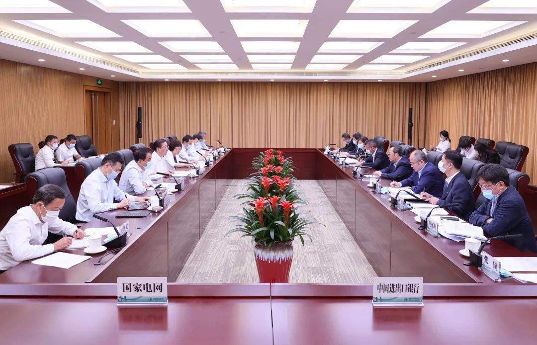 國(guó)家電網(wǎng)公司董事長(zhǎng)、黨組書記辛保安與進(jìn)出口銀行董事長(zhǎng)吳富林會(huì)談