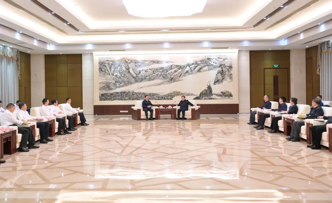 國(guó)家電網(wǎng)公司董事長(zhǎng)、黨組書辛保安與四川省委書記王曉暉會(huì)談