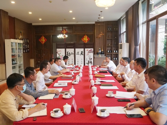 中國電建黨委常委、副總經(jīng)理徐鵬程與海南萬寧市委書記蓋文啟、市長王三防座談