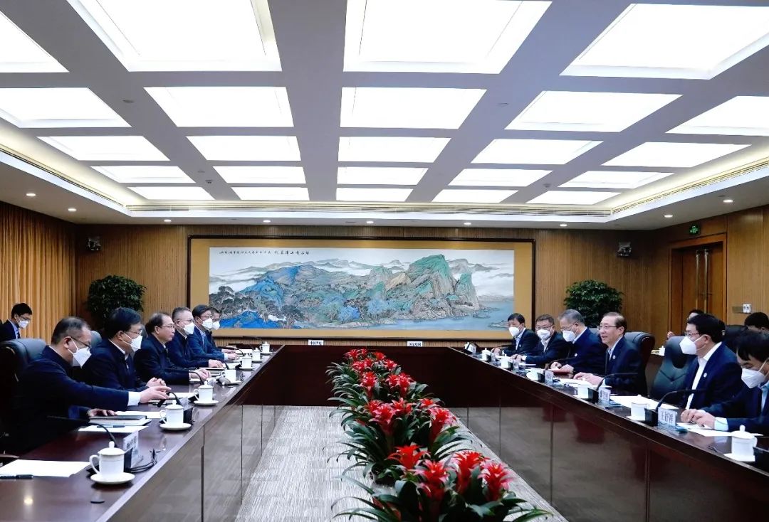 華電集團董事長江毅、總經(jīng)理葉向東與國家電網(wǎng)董事長辛保安、總經(jīng)理張智剛舉行會談