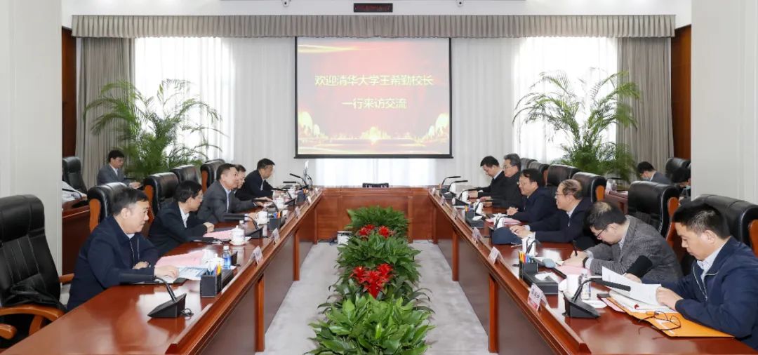 顧軍與清華大學(xué)黨委副書記、校長(zhǎng)王希勤會(huì)談