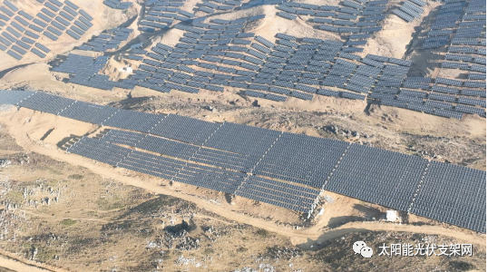 安泰科柔性太陽(yáng)能光伏支架助力全國(guó)海拔最高、坡度最大光伏項(xiàng)目