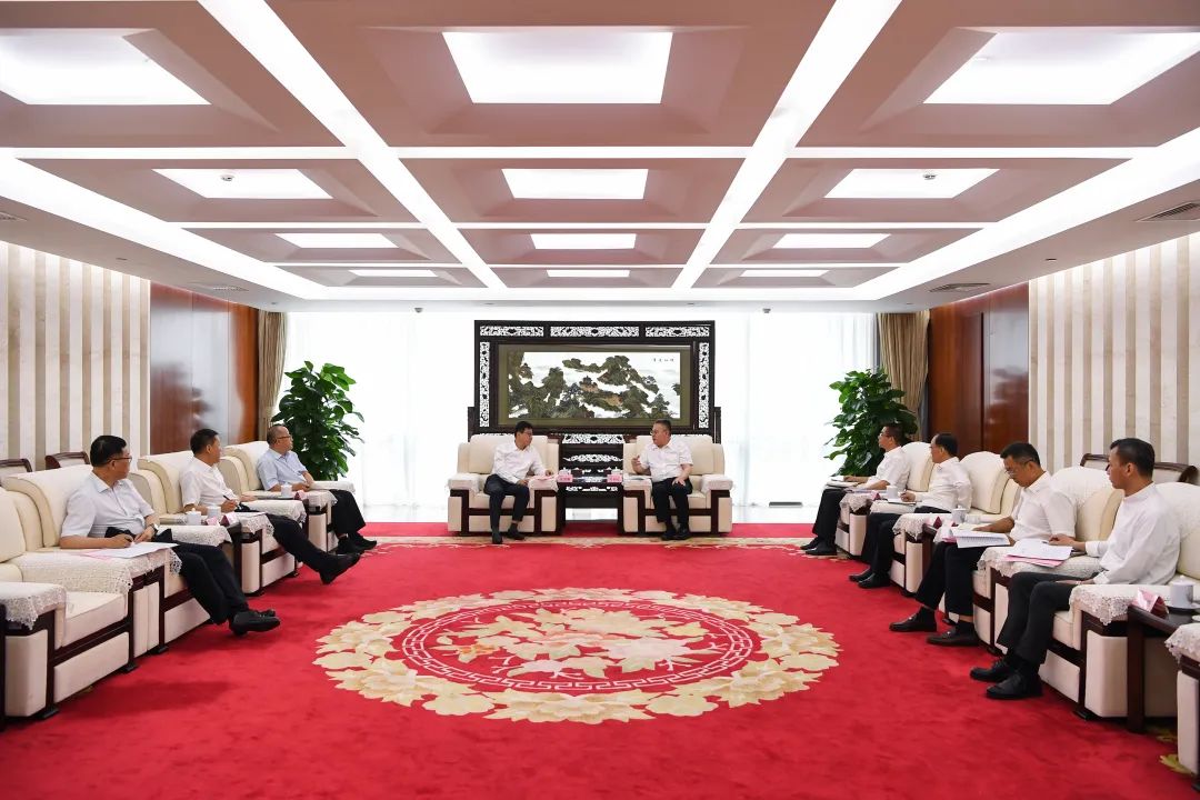 葉向東與甘肅省委常委、副省長(zhǎng)張錦剛舉行會(huì)談