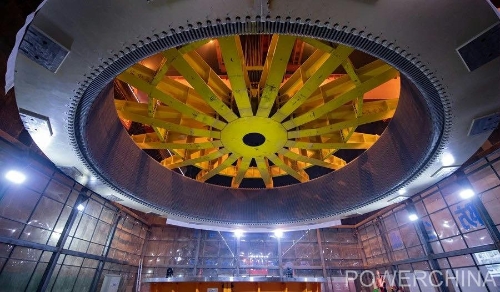 黃河上游在建海拔最高、裝機(jī)容量最大的水電站首臺機(jī)組定子順利吊裝