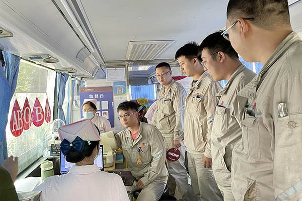 臨汾熱電公司組織“熱血與大愛同流，真情與奉獻同行”無償獻血活動