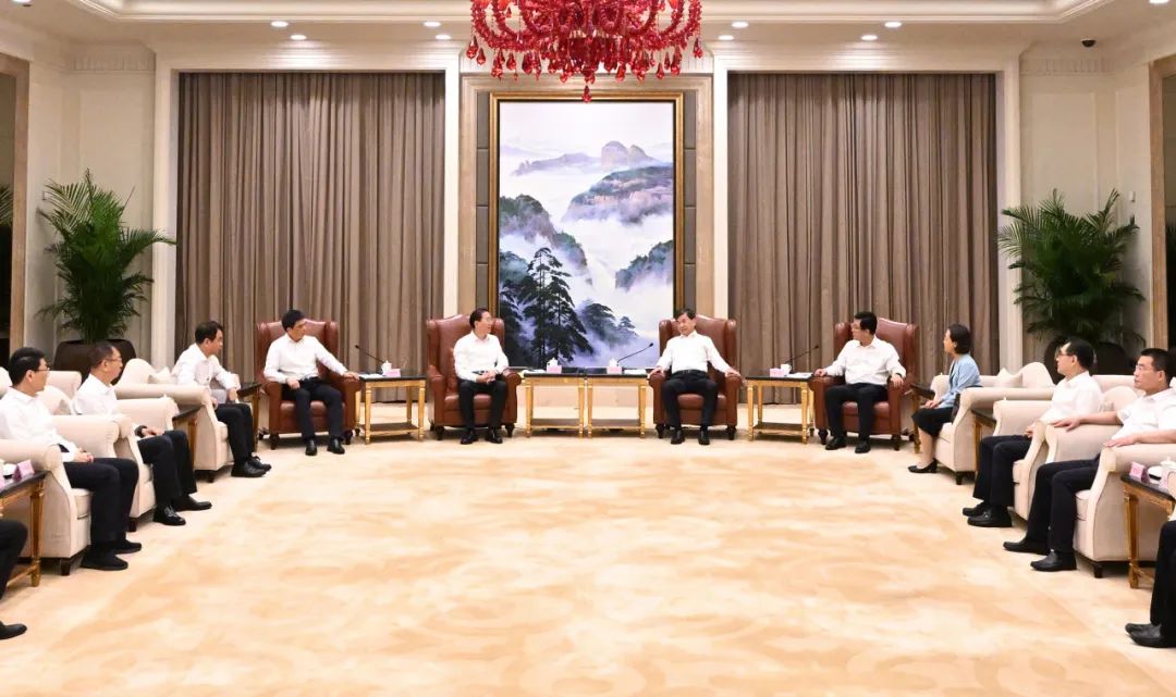 國家電網(wǎng)公司董事長、黨組書辛保安與福建省委書記周祖翼、省長趙龍會談