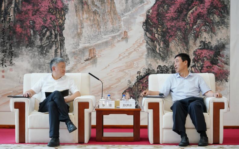 中國能建黨委副書記、總經(jīng)理孫洪水與重慶兩江投資集團(tuán)黨委書記、董事長李謹(jǐn)會(huì)談