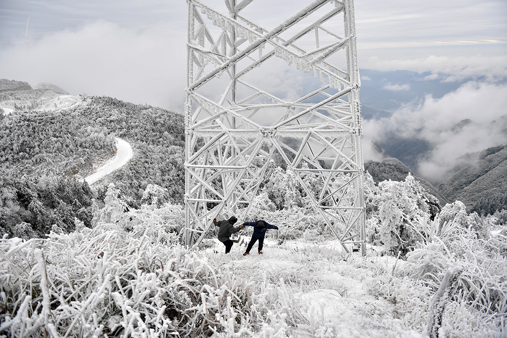 海拔1420米，電力“哨兵”風(fēng)雪中守護(hù)萬(wàn)家燈火