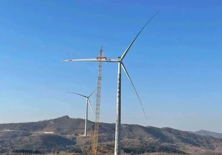 中石化起運(yùn)公司營口風(fēng)電項(xiàng)目首臺(tái)混塔圓滿吊裝！