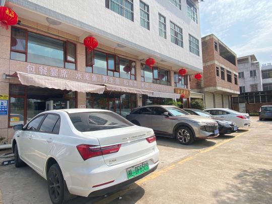 返鄉(xiāng)新能源車主尋覓公用充電樁，鄉(xiāng)村充電補能仍有待解決