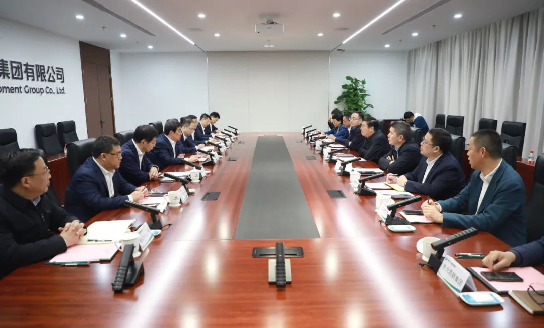 中國電氣裝備黨委書記、董事長白忠泉會見上海市靜安區(qū)委書記于勇