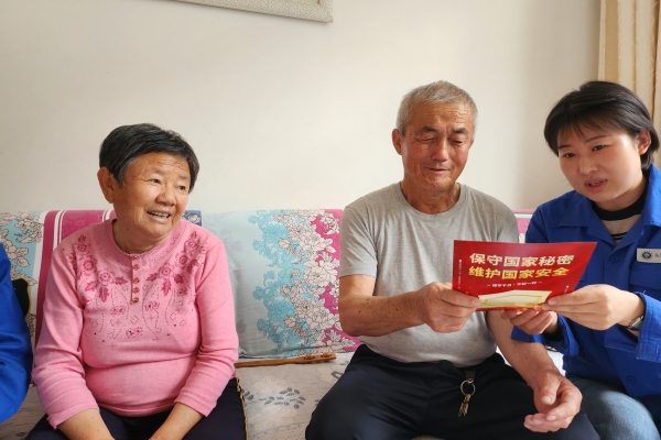 內(nèi)蒙古電力公司烏海千里山供電公司黨支部、工會、團支部（青工委）開展“蒙電愛心光明行”保密宣傳活動
