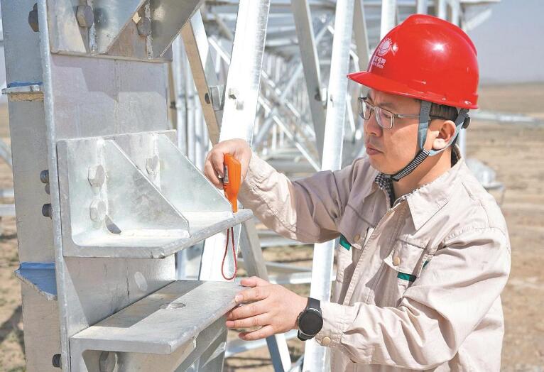 李?。涸痪€建電網(wǎng) 當(dāng)好工程“大管家”