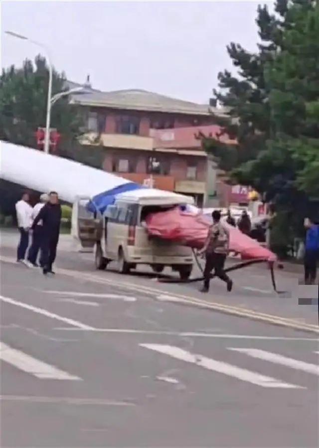 黑龍江一面包車被風(fēng)電機(jī)葉片刺穿，知情人：車上載有7人