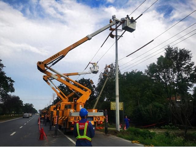 國網(wǎng)郫都供電公司“雙車”帶電緊急搶修，確保上萬群眾用電無憂