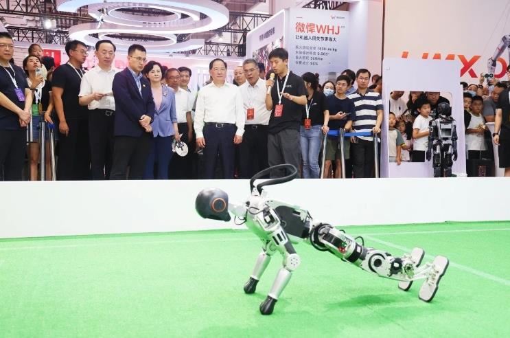 工信部黨組書(shū)記、部長(zhǎng)金壯龍參觀調(diào)研2024世界機(jī)器人大會(huì)
