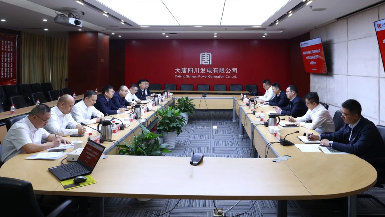 梁華與水電八局黨委書(shū)記、董事長(zhǎng)姜清華會(huì)談