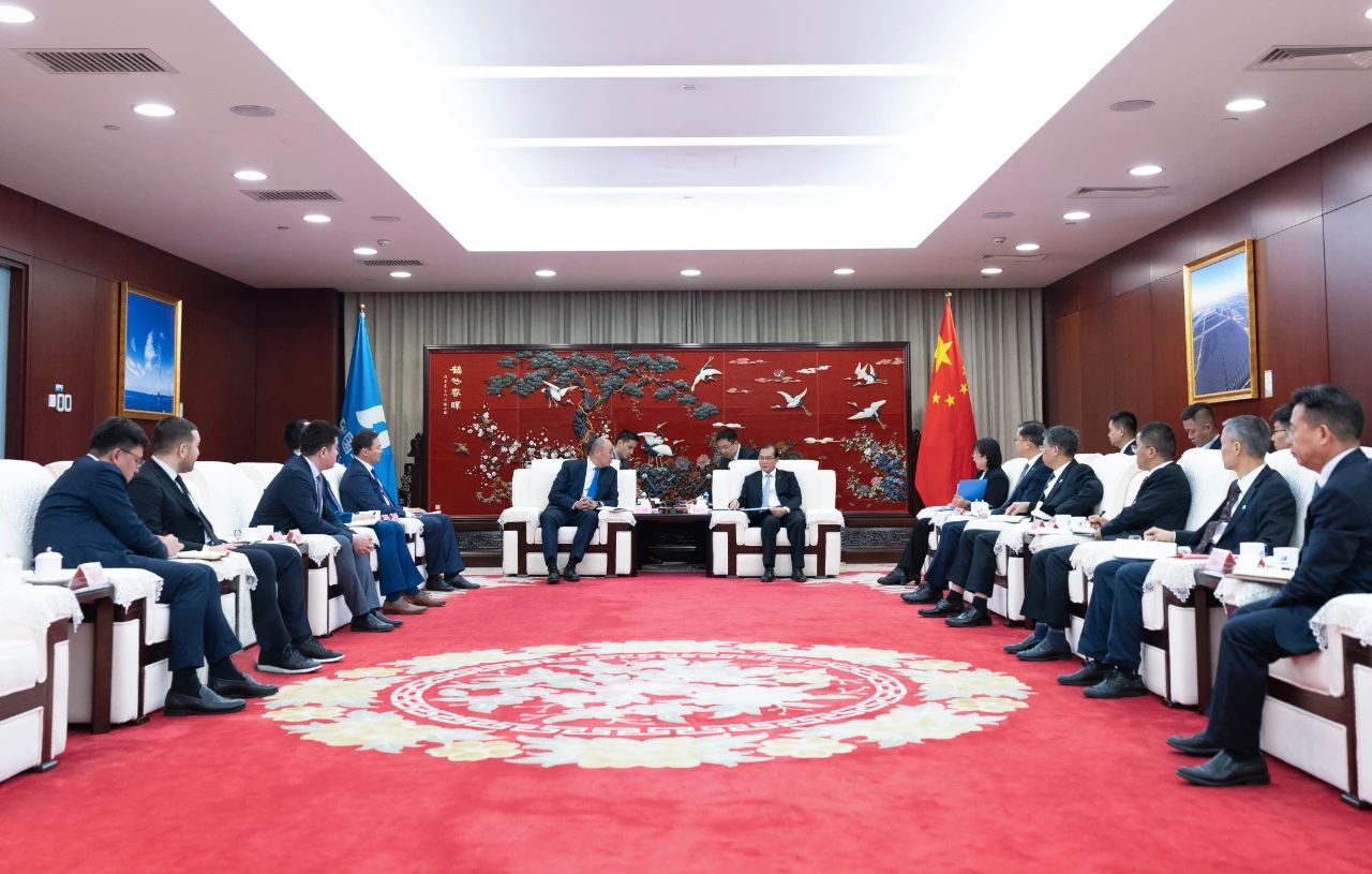 華電集團(tuán)董事長(zhǎng)、黨組書記江毅與哈薩克斯坦工業(yè)和建設(shè)部部長(zhǎng)哈納特·沙爾拉帕耶夫會(huì)談