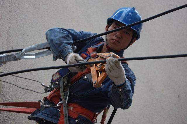 貴州興義供電局優(yōu)質(zhì)服務文旅城市基礎(chǔ)設(shè)備建設(shè)