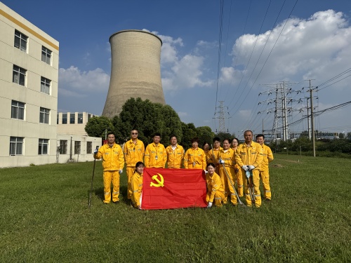 南京化學工業(yè)園熱電有限公司黨員先鋒在行動，廠外環(huán)境整治展擔當