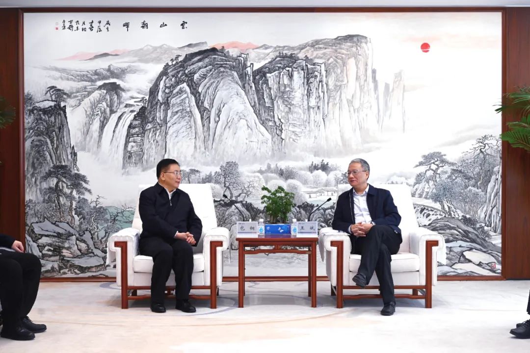 中國(guó)電建黨委副書記、總經(jīng)理王斌與內(nèi)蒙古自治區(qū)黨委常委、呼和浩特市委書記包鋼會(huì)談