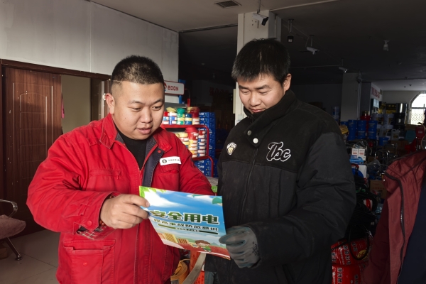 內(nèi)蒙古電力集團(tuán)烏海千里山供電公司蒙電愛(ài)心光明行，用電無(wú)憂進(jìn)社區(qū)