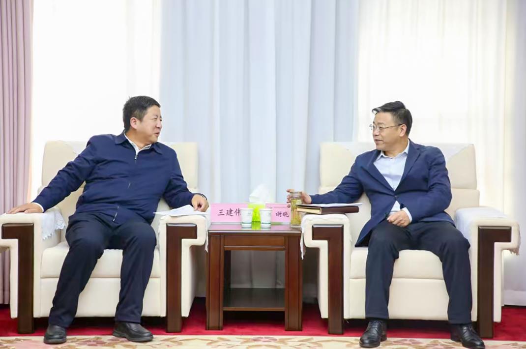 大唐甘肅公司黨委書(shū)記、董事長(zhǎng)王建偉與甘肅能化集團(tuán)黨委書(shū)記、董事長(zhǎng)謝曉鋒會(huì)談