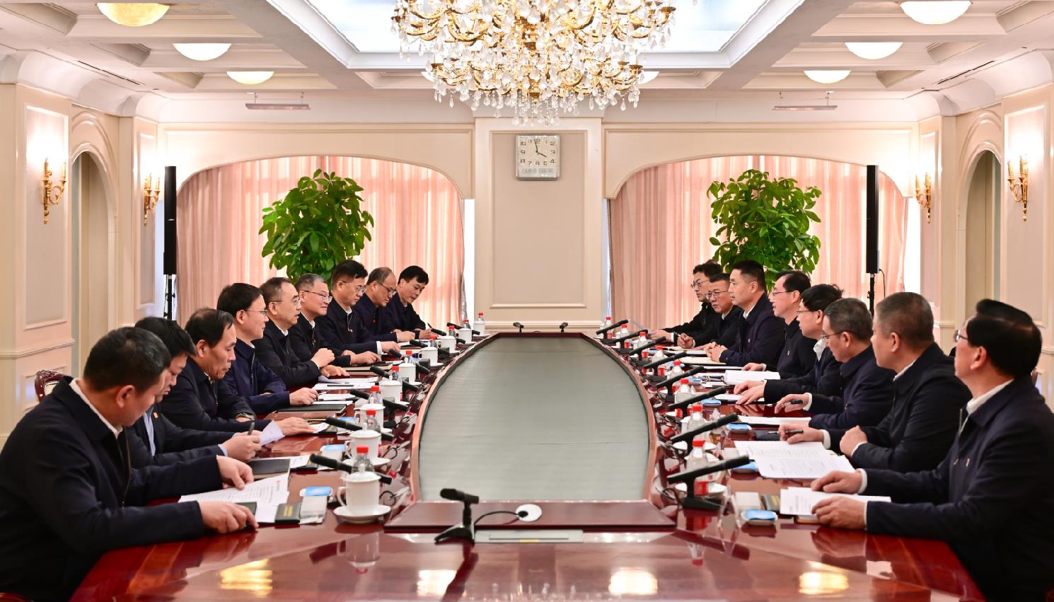 大唐集團(tuán)董事長鄒磊、總經(jīng)理張傳江與中國安能董事長陳奕輝、總經(jīng)理周慶豐會談