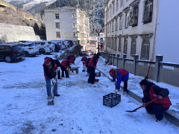 挺膺擔(dān)當(dāng)志愿服務(wù)，清冰除雪保障安全