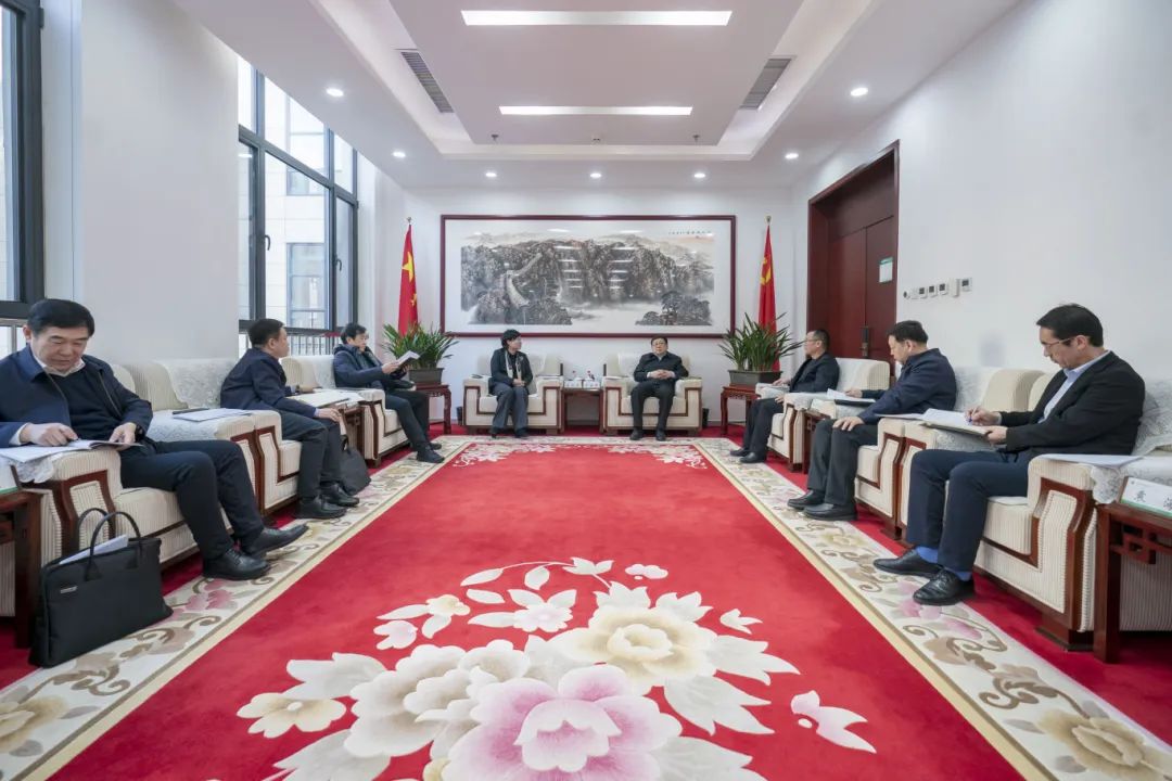 內(nèi)蒙古電力集團(tuán)與包頭市政府、中國(guó)二冶集團(tuán)、中國(guó)能建華北院和陜西院交流座談